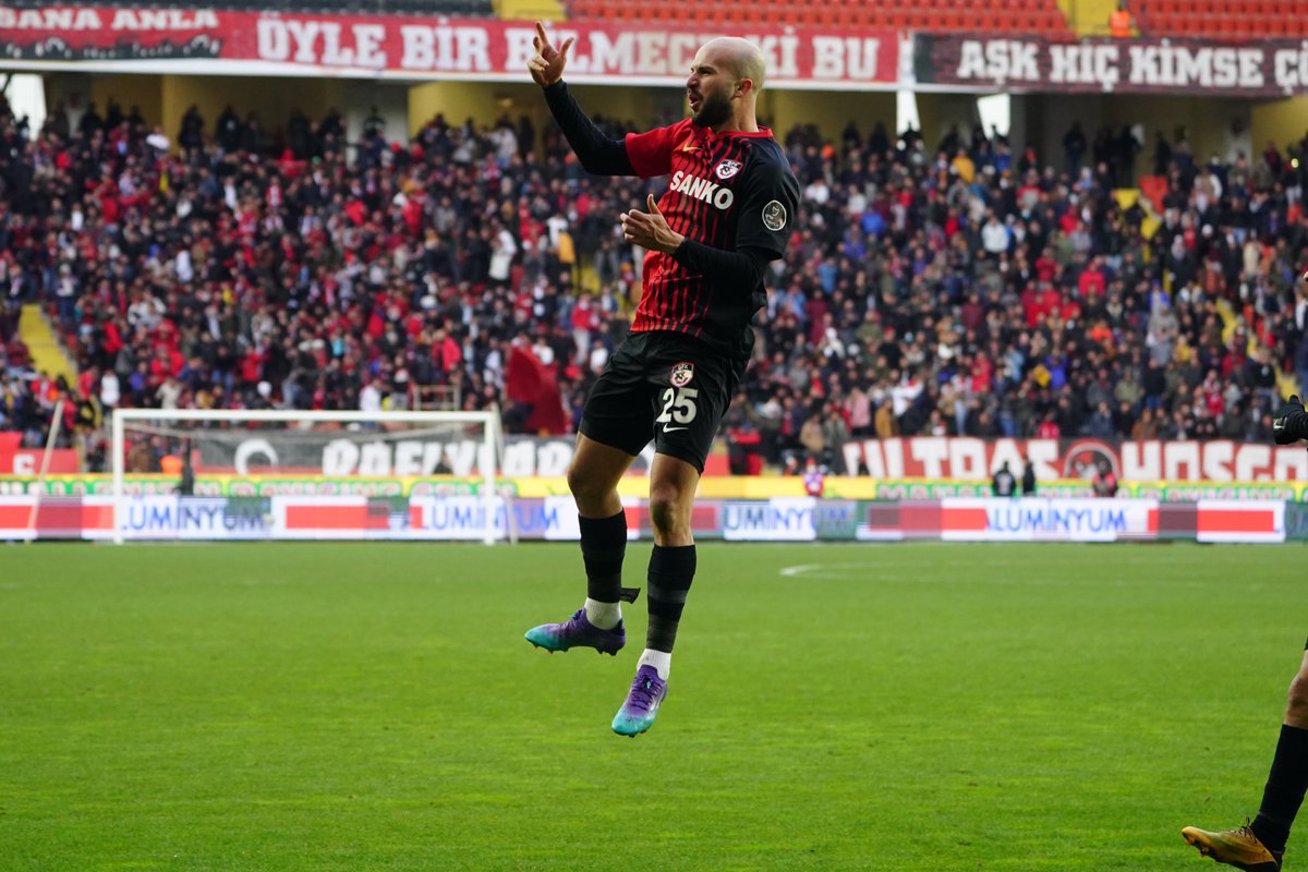 GaziantepFK's tweet photo. 🔥 Maxim’in inanılmaz asistinde Joao imzasını attı ve skor 3-1’e geldi! https://t.co/Cav8ozbxjE