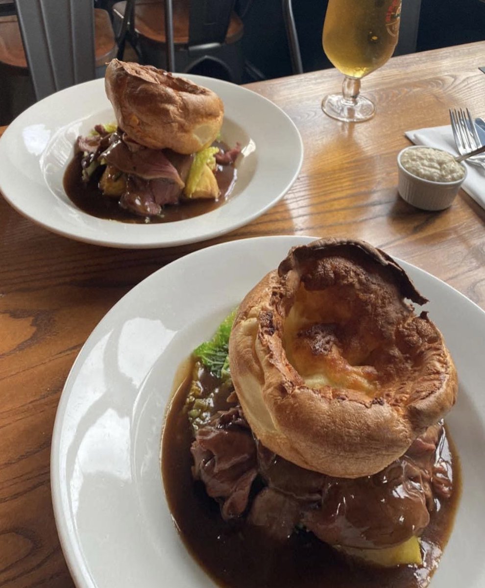 It’s Roast time 🤩 
Choose from roast beef, Chicken, pork lamb or vegetarian!#sundayvibes #sundayroast #londonfood