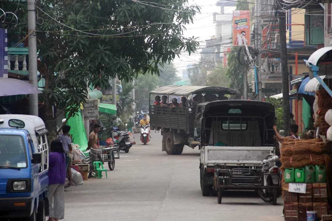 minoo0708's tweet photo. Junta Terrorists have been abducting innocent passing-by motorcyclists with pretext of riding 2 persons per  motorcycle in Myeik city, Tanitharyi division. #2022Mar20Coup #WhatsHappeningInMyanmar https://t.co/EKC2WF0YPG