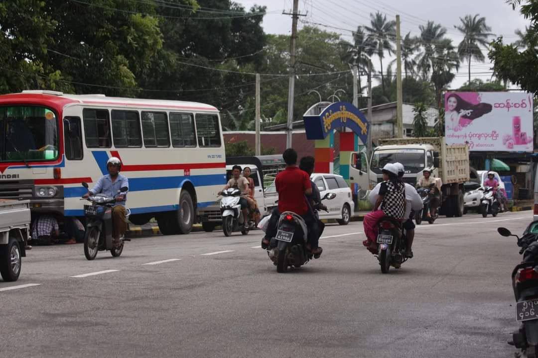 minoo0708's tweet photo. Junta Terrorists have been abducting innocent passing-by motorcyclists with pretext of riding 2 persons per  motorcycle in Myeik city, Tanitharyi division. #2022Mar20Coup #WhatsHappeningInMyanmar https://t.co/EKC2WF0YPG