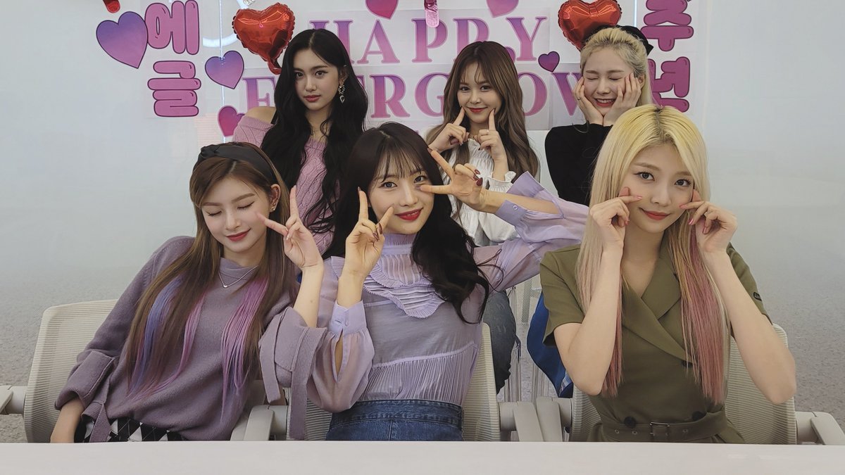 everglowfiIes's tweet photo. happy 3 years to everglow, we're so proud of them and everything they've done these past years! forever will always be by your side, we love you girls ❤️

#3SpringsWithEVERGLOW #EVERGLOW #에버글로우 @EVERGLOW_twt https://t.co/ql7E7isY3w