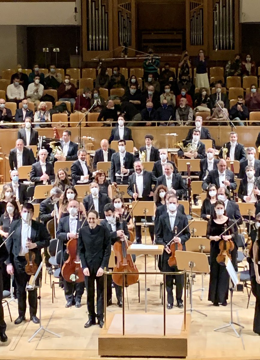 amoral07's tweet photo. Tiempo hacía que no repetía un concierto de la @ocnesp y debo decir que #PabloGonzález ha sacado petróleo de una #ONE muy entonada ya sin mamparas y con doble atril, labrando una gran versión de la Primera de #Mahler con todo lujo de detalles, amplias dinámicas y tempi etéreos 👍 https://t.co/xaJxYGz3nw