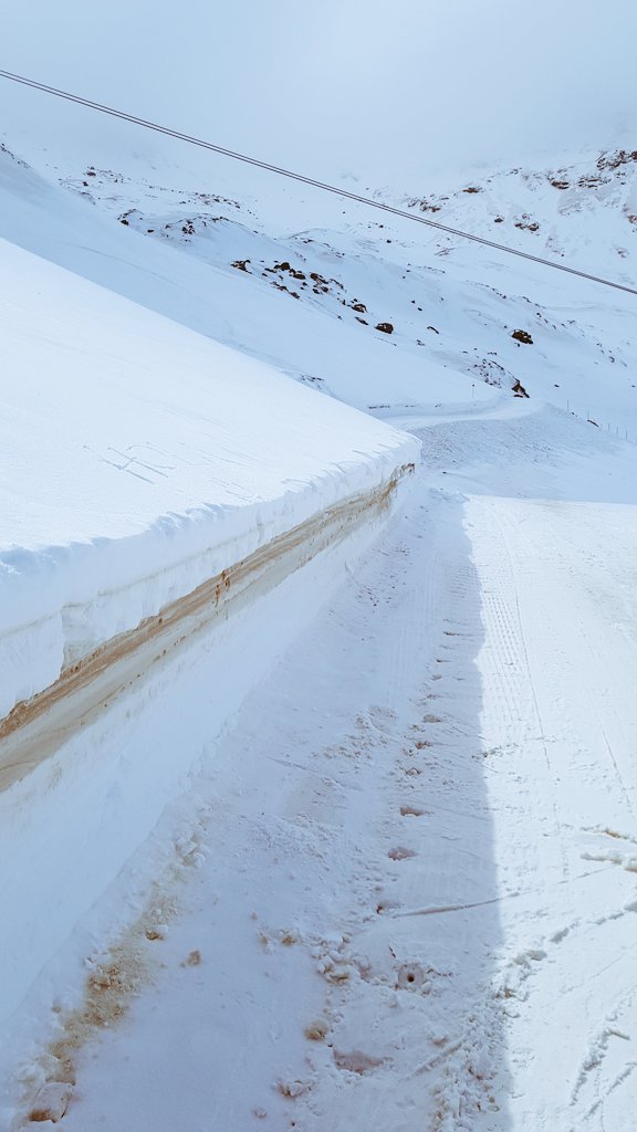 BaMig_'s tweet photo. #SierraNevada tras el paso de la #calima y la #BorrascaCelia 
Se puede ver claramente en la zona de #lalaguna el espesor de las #nevadas 

@websierranevada @snhoy
 @aquilatierratve @jacobpetrus_tve #granada https://t.co/9jbaYSm1eb