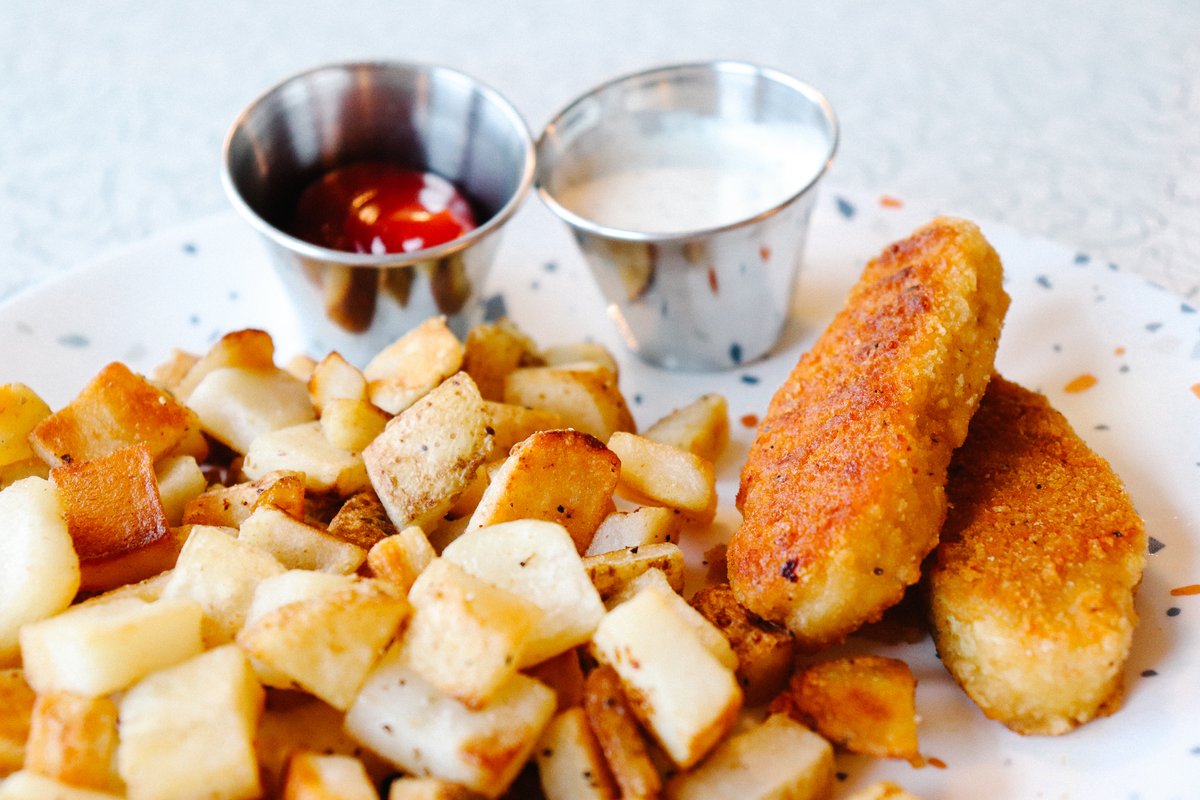 spiraldiner's tweet photo. Can't forget the kids! 👶🧒👧👦We've crafted the Fia's Chik'y Tendy Plate just for them. Can't go wrong with two @BeyondMeat Chicken Tenders with a side of home fries and a choice of dipping sauce! 

#vegankids #beyondmeat #beyondchicken #dallasvegan #dfwvegan #veganfood https://t.co/lvaeNI0rbA