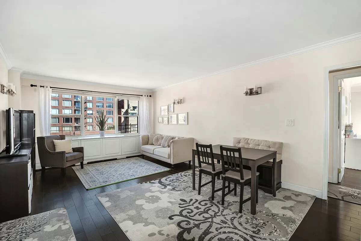 TimKava's tweet photo. Showing this gorgeous top-floor Upper East Side two bedroom today! 😍

#douglaselliman #ellimanagents #nycrealestate #nycrealestateagent #realestate  #realtor  #realestateagent #nycapartment #luxuryrealestate #gayrealestateagent #gayrealtor #manhattanrealtor #manhattanrealestate https://t.co/rdDmnYTkD0