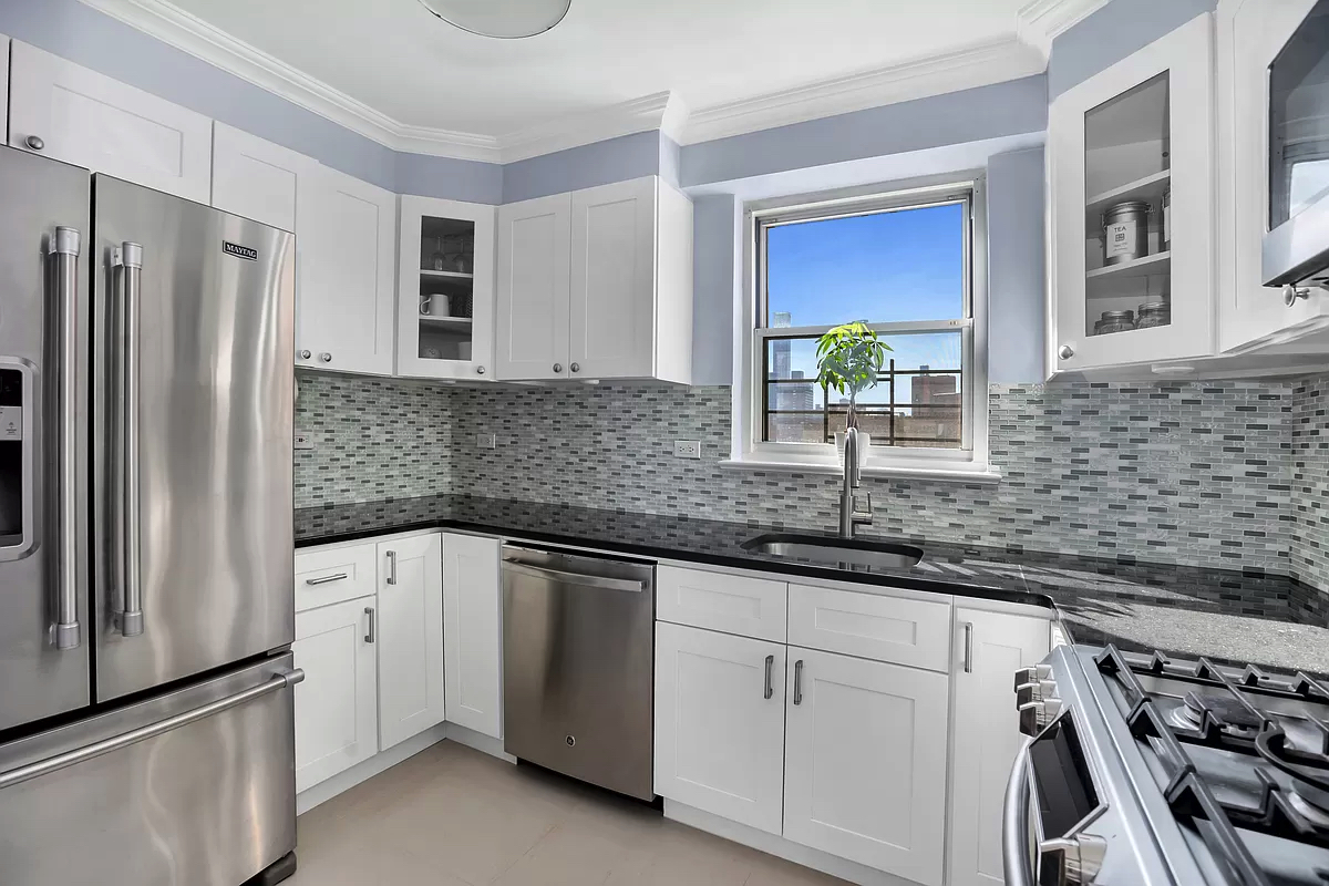 TimKava's tweet photo. Showing this gorgeous top-floor Upper East Side two bedroom today! 😍

#douglaselliman #ellimanagents #nycrealestate #nycrealestateagent #realestate  #realtor  #realestateagent #nycapartment #luxuryrealestate #gayrealestateagent #gayrealtor #manhattanrealtor #manhattanrealestate https://t.co/rdDmnYTkD0