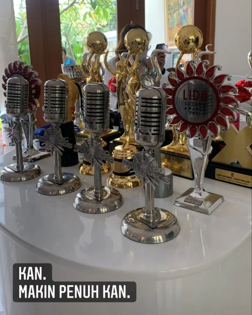 fitryanti23's tweet photo. Mau kasih liat piala lesti 🤣 https://t.co/QZYAAUDw2I