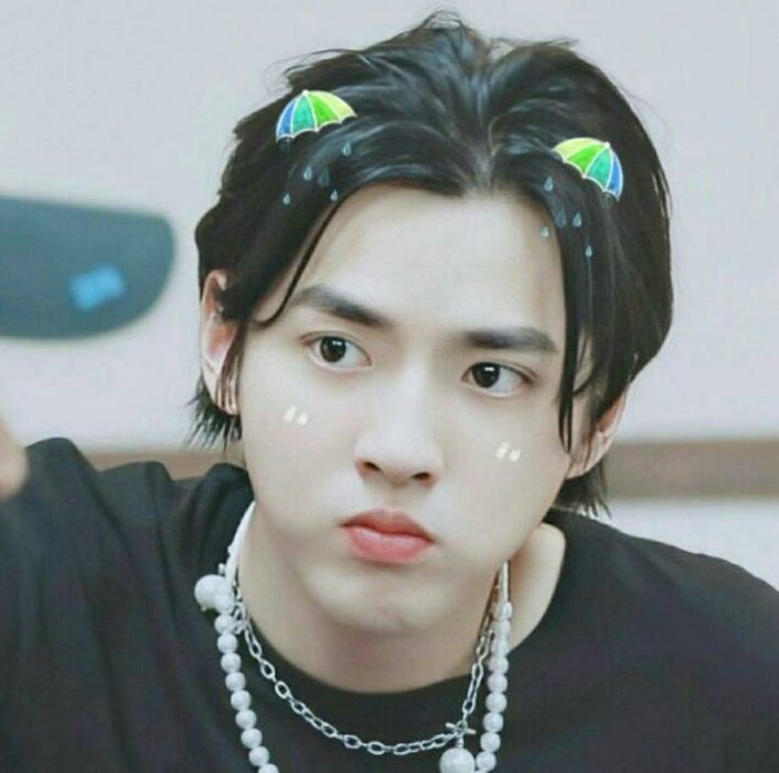 ambokriswu's tweet photo. @KrisWu عیدی بده بهمممممم بابا من  عیدی می‌خوام میخوام آلبوم بخرم تو که روزی هشت میلیون فقط صدقه میدی
#فقط_هشت_میلیون https://t.co/qqiP9HGmY3