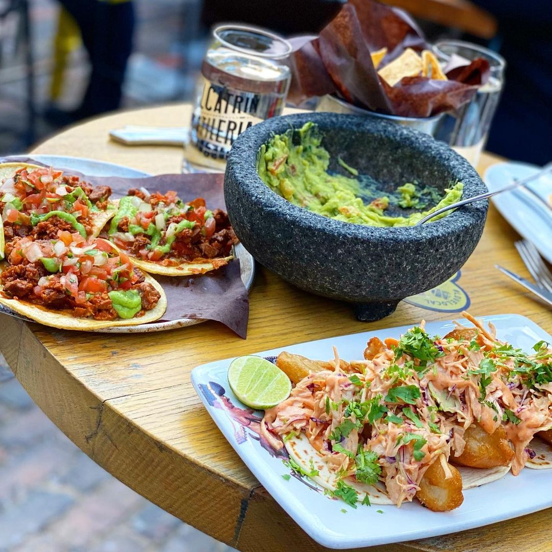elcatrinca's tweet photo. WHEN IN DOUBT, GUAC, TACS AND CHURROS. 😏⁣
⁣
The classics are available in-restaurant and for takeout or delivery, 7 days a week. ⁣

📸: @nimesh.ydv on IG https://t.co/K1wRrMlrlo