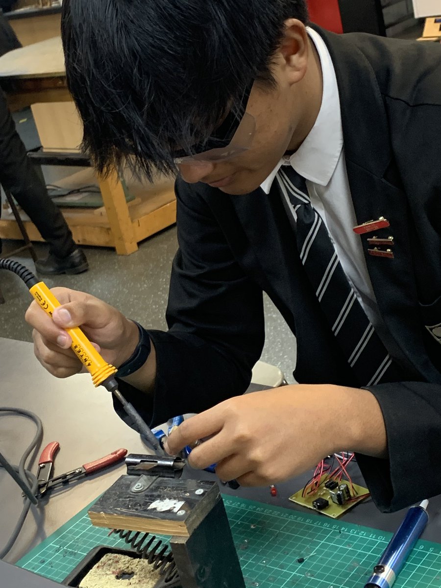 PrasiddaJolmi's tweet photo. Soldering with flawless technique 💅 https://t.co/70Cq7EX0HZ