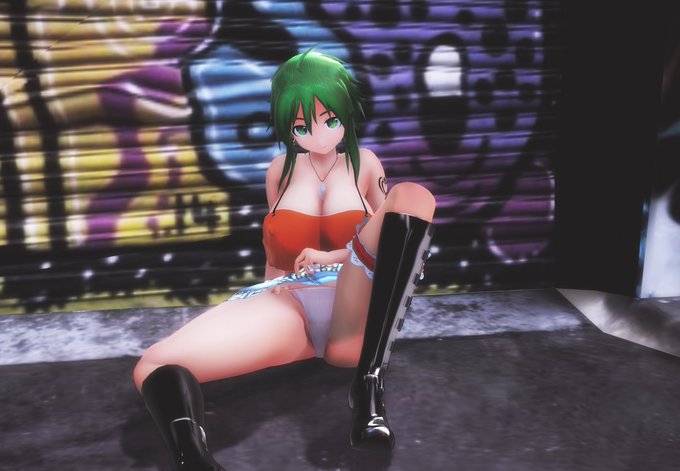 街中でパンツ見せGUMIさん 