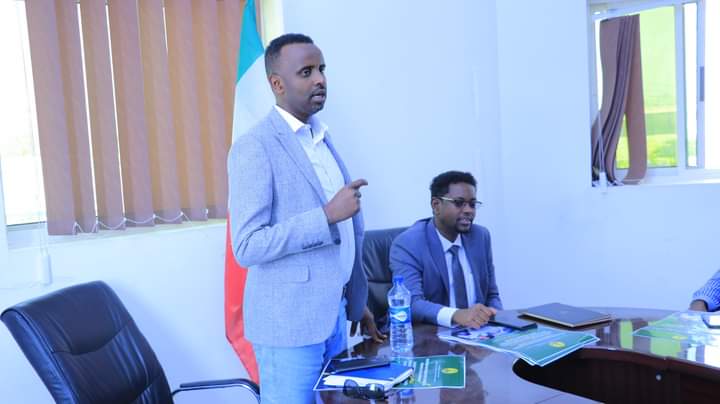 Agaasimaha Guud ee Wasaaradda Gaadiidka Iyo Horumarinta Jidadka Somaliland Mud Axmed Abokor Maxamed iyo Agaasimaha Waaxda Gaaddiidka iyo Farsamada Muuse Yuusuf Ibraahim (Hazhim) ayaa saaka kulan la qaatay Guddiyada kala duwan ee Gaadiidlayda u kala baxa gobollada dalka.