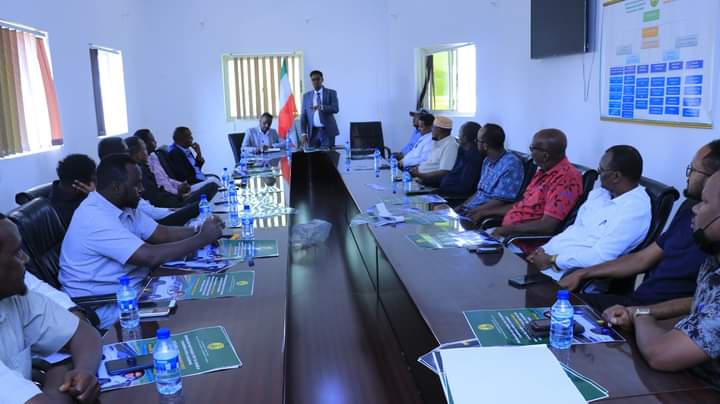 SomalilanDmotrd's tweet photo. Agaasimaha Guud ee Wasaaradda Gaadiidka Iyo Horumarinta Jidadka Somaliland Mud Axmed Abokor Maxamed iyo Agaasimaha Waaxda Gaaddiidka iyo Farsamada Muuse Yuusuf Ibraahim (Hazhim) ayaa saaka kulan la qaatay Guddiyada kala duwan ee Gaadiidlayda u kala baxa gobollada dalka. https://t.co/N5whcAvWJO