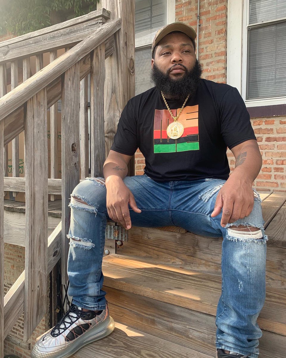 MeWeFree_'s tweet image. S/O my brother, @MREX, for repping the #MeWeFree brand heavy. Follow him for all the latest in what’s happening on the streets through his outlet, #StreetCertified. Big things on the horizon. Grab this tee and others, as well as hoodies, at MeWeFree.com. 🙏🏾🙏🏾🙏🏾