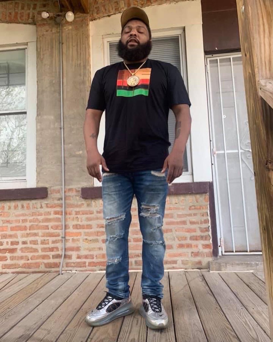 MeWeFree_'s tweet image. S/O my brother, @MREX, for repping the #MeWeFree brand heavy. Follow him for all the latest in what’s happening on the streets through his outlet, #StreetCertified. Big things on the horizon. Grab this tee and others, as well as hoodies, at MeWeFree.com. 🙏🏾🙏🏾🙏🏾
