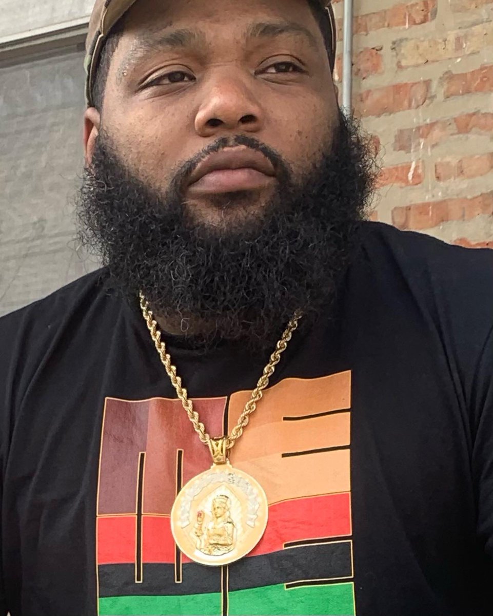 MeWeFree_'s tweet image. S/O my brother, @MREX, for repping the #MeWeFree brand heavy. Follow him for all the latest in what’s happening on the streets through his outlet, #StreetCertified. Big things on the horizon. Grab this tee and others, as well as hoodies, at MeWeFree.com. 🙏🏾🙏🏾🙏🏾