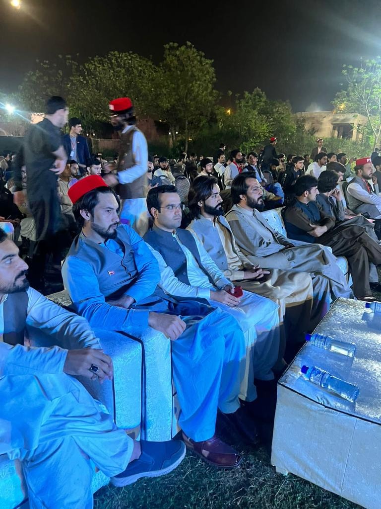 PSFMarkaz's tweet photo. د مارچ پہ نولسمه د نړيوال اسلامي پوهنتون اسلام له خوا په آرټ اېنډ کرافټ وېلېج اسلام کښې د نوې ټاکل شوې کابينې د څوګند پورته کولو دستوره و��وه او وروستو بيا د يو سندريز ماښام ��ابيا هم شوې وه۔
#PSFIIUI | #PSFPunjab https://t.co/otnUmC46vQ