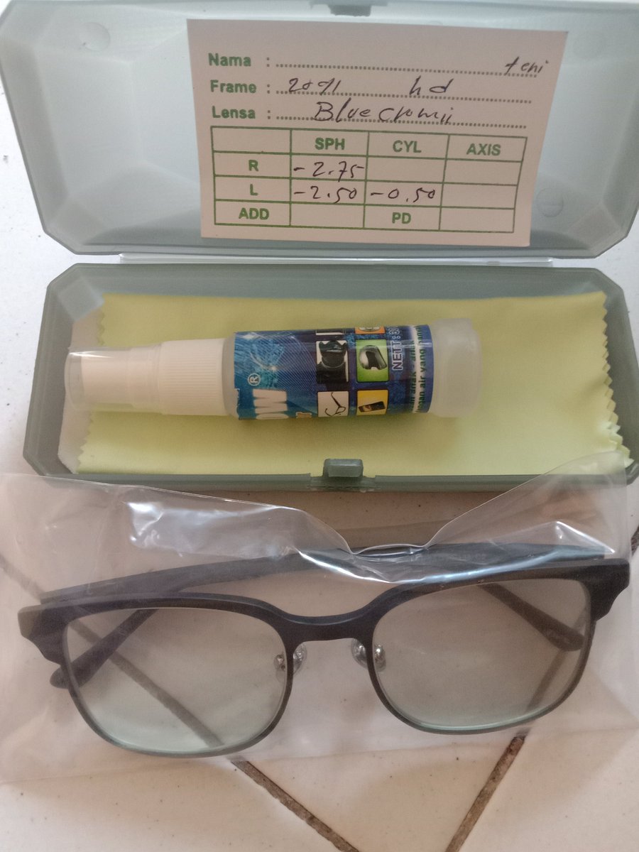 Teniq's tweet photo. @ohmybeautybank Baru aja sampe beli di oren, yang lama tangkai nya patah. Beruntung banget sampe nya cepet juga. https://t.co/2IT4K03ISk