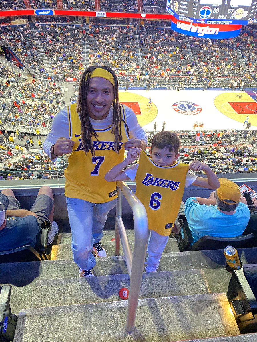 Loni_RO's tweet image. I got to see my favorite player play last night, @carmeloanthony and my son got to see his @KingJames ,at the same time!!!!!!