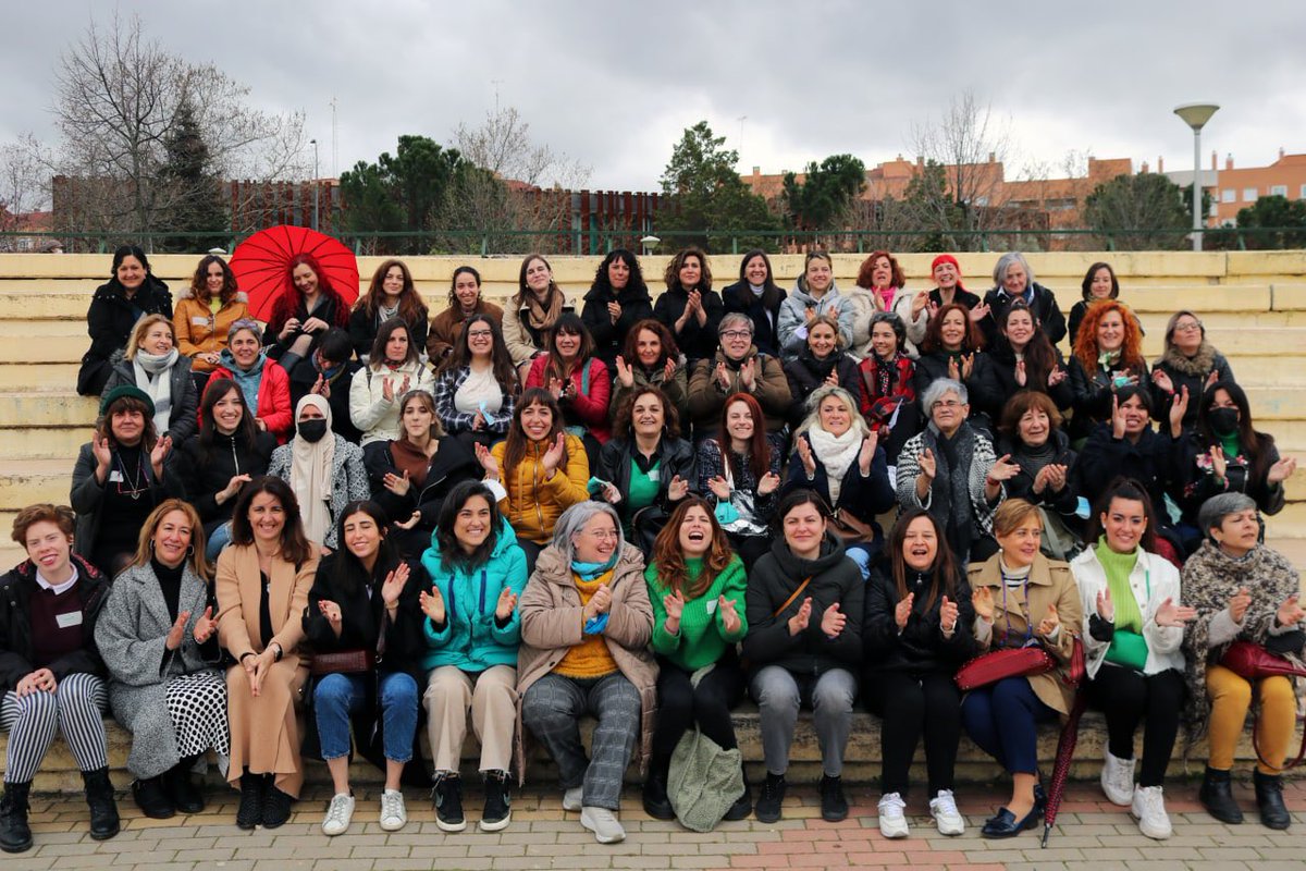manuelabergerot's tweet photo. Encuentro para pensar juntas sobre qué retos feministas tenemos como organización y qué horizonte soñamos a través del feminismo 💚

#MásFeminismo https://t.co/4r6OTp9fyG