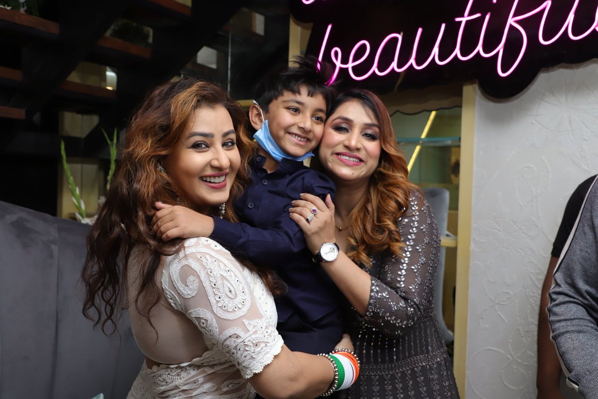 Team_Shilpa's tweet photo. Unseen for you all 

We appreciate you all for giving your 100% TRUE LOVE by trending for her.

SHILPA KE 23 SAAL BEMISAAL

#ShilpaShinde https://t.co/kS6yLHaVyz