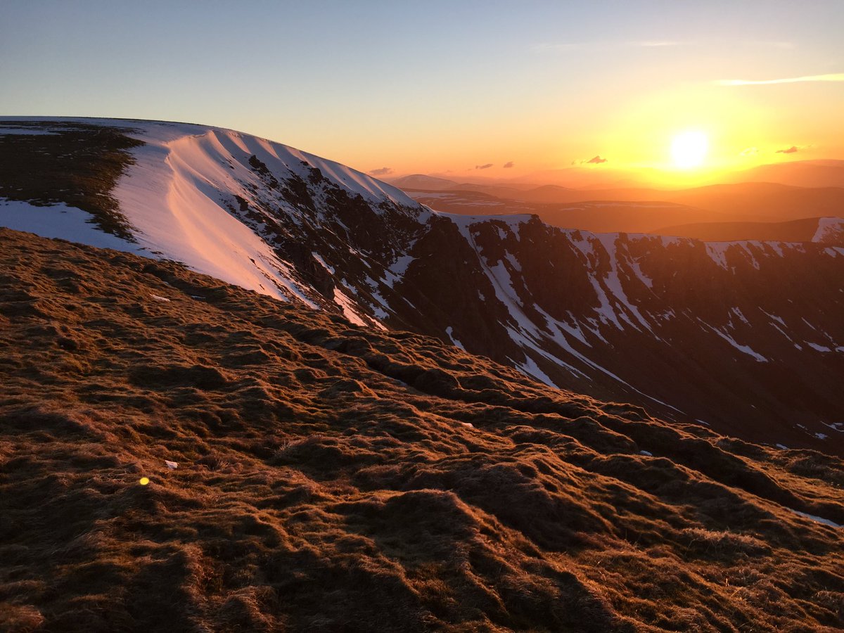 GoodMorningMrJ1's tweet photo. Should have been off the hill long before we took this, but a day walking up and round Coire Garbhlach in #glenfeshie was well worth it for the corrie itself, but also the last views of the day.  #mytiso #scottishhills #scottishhighlands #tgo #scottishhillwalking #tgomagazine https://t.co/jYa17EHtP0