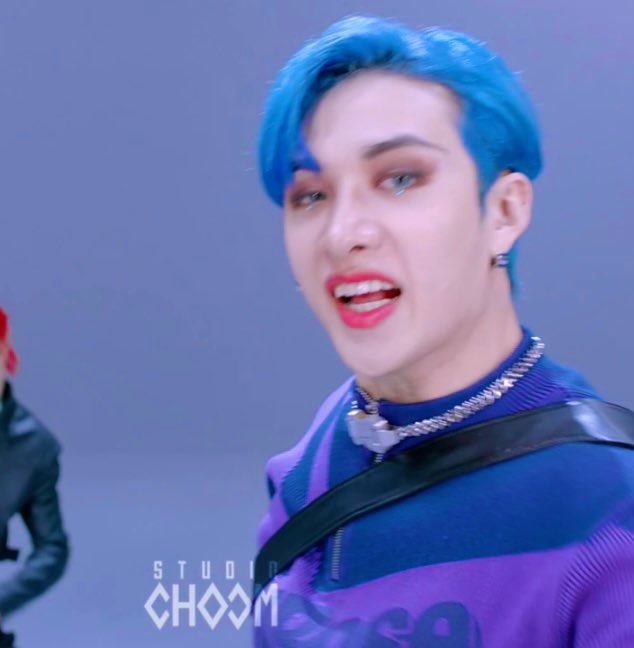 leebang97's tweet photo. The outfit, blue hair and blue eyes… bang chan is so perfect, I’m in love https://t.co/j36rE1F5WP