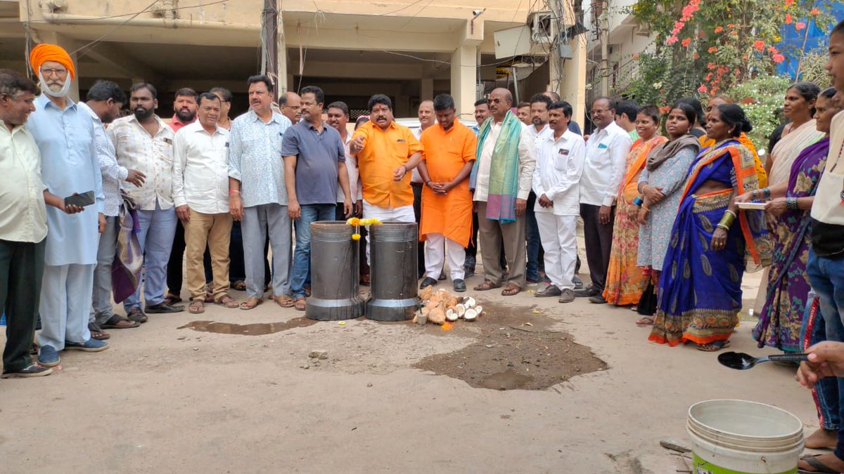 TeamRK_BJP's tweet photo. Assured that the roads would be laid after the completion of UGD works and other development activities would be taken up in a phased manner.
#RKWithBJP #RKWithSCB #BJPForSCB #SCBWithBJP https://t.co/is6UiPR5Yi