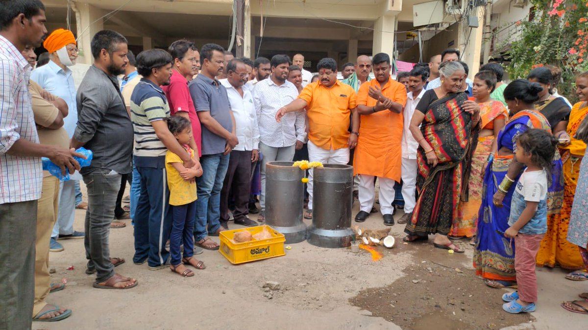 TeamRK_BJP's tweet photo. Assured that the roads would be laid after the completion of UGD works and other development activities would be taken up in a phased manner.
#RKWithBJP #RKWithSCB #BJPForSCB #SCBWithBJP https://t.co/is6UiPR5Yi