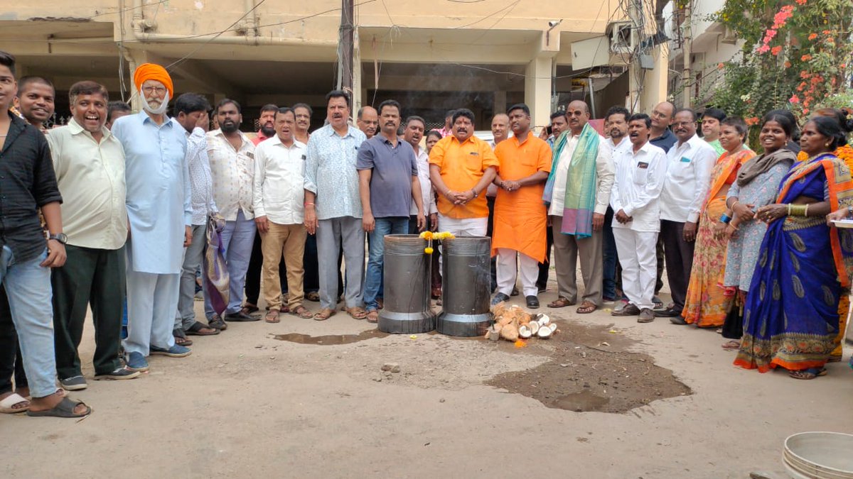 TeamRK_BJP's tweet photo. Assured that the roads would be laid after the completion of UGD works and other development activities would be taken up in a phased manner.
#RKWithBJP #RKWithSCB #BJPForSCB #SCBWithBJP https://t.co/is6UiPR5Yi