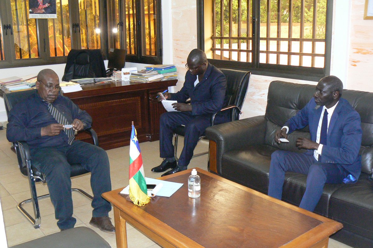 MinSecuriteRCA's tweet photo. Dans le cadre de la présentation des civilités après la prise de fonction à la tête de l'ONUDC et d'évaluation des perspectives de collaboration avec le Ministère de l'intérieur et de la sécurité publique, le Ministre Michel Nicaise NASSIN a reçu le Représentant Jacques NDOUR. https://t.co/XqJ9mZjaQm