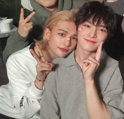 jeonginaria's tweet photo. quando o hyunjin gruda no jeongin pra tirar foto :( https://t.co/btzUb7nHm2
