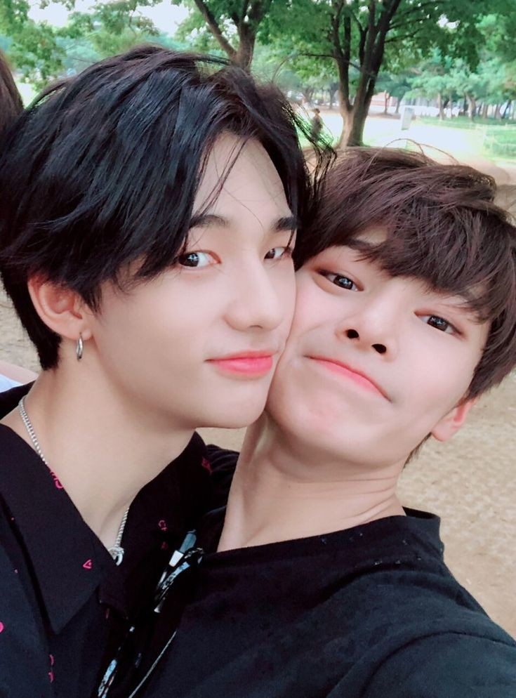 jeonginaria's tweet photo. quando o hyunjin gruda no jeongin pra tirar foto :( https://t.co/btzUb7nHm2