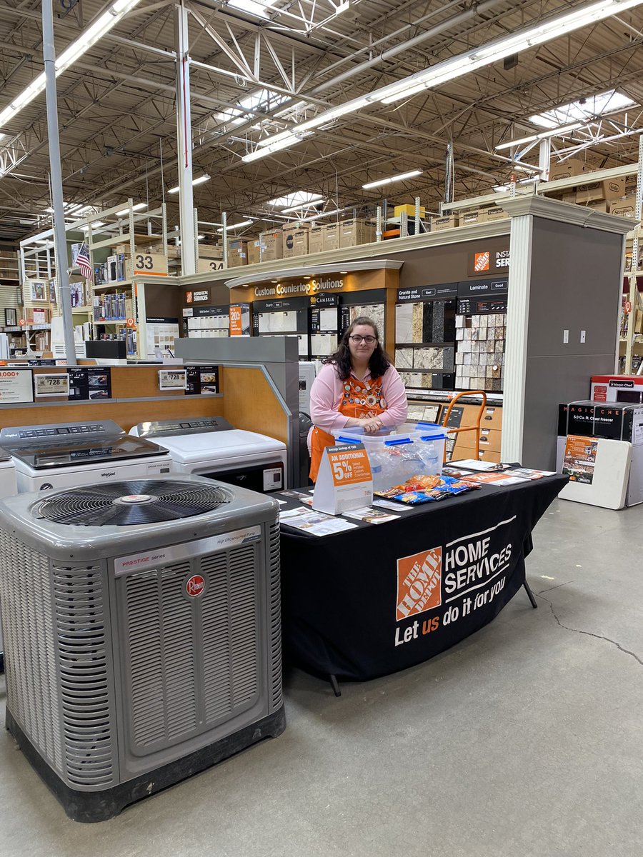 thdapril's tweet photo. D70 Specialist delivering the Orange Promise with a smile, while passing out candy and cold water to our customers! Let Us Do It For You!! #FillThePipeline1H2022 #WeLoveOurServiceProviders 🎉🔨🔨🧱🛠👷🏼‍♂️👷🏽👷‍♀️🔧🎉🎊💰💰🛁🚿🏡 https://t.co/xahFxlgqVg