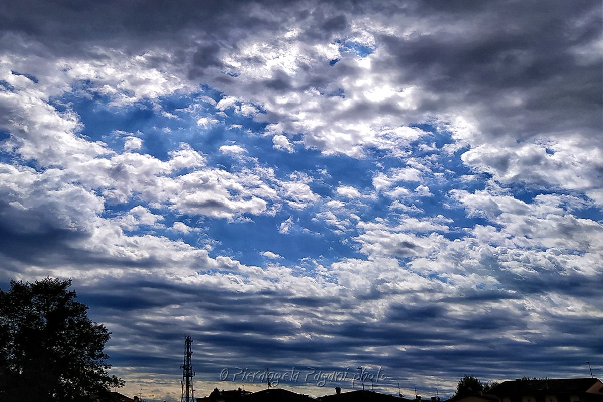 Presto,ma chiudo per oggi,
voglio guardare il cielo e perdermi,
capita,
il mio spirito vacilla.
BUONANOTTE A TUTTI.