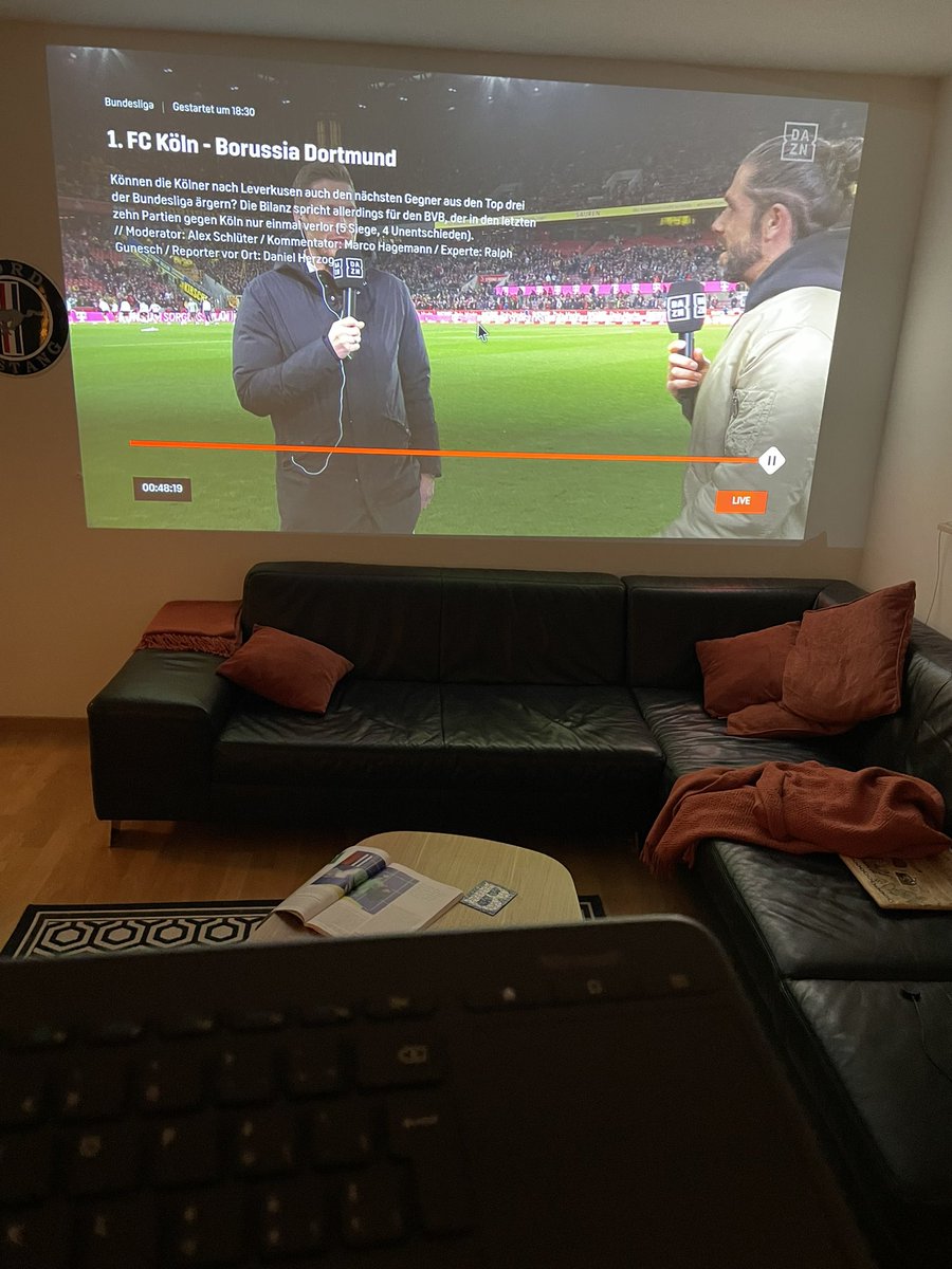 hamzza's tweet photo. #swisscomTV box mit tastatur Steuerung. Super praktisch für passwort eingaben 😎 https://t.co/Bugo2oxPMB