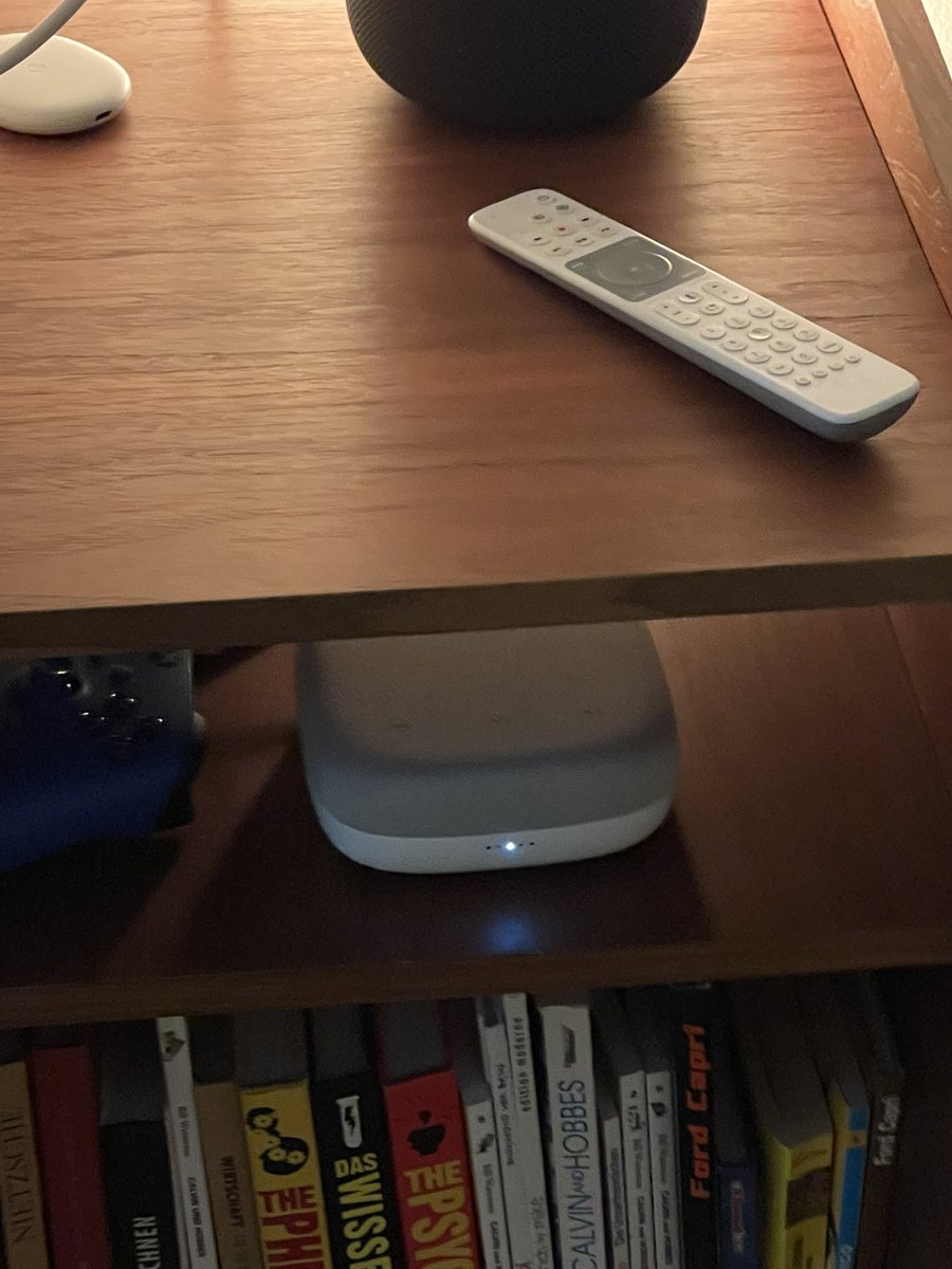 hamzza's tweet photo. #swisscomTV box mit tastatur Steuerung. Super praktisch für passwort eingaben 😎 https://t.co/Bugo2oxPMB