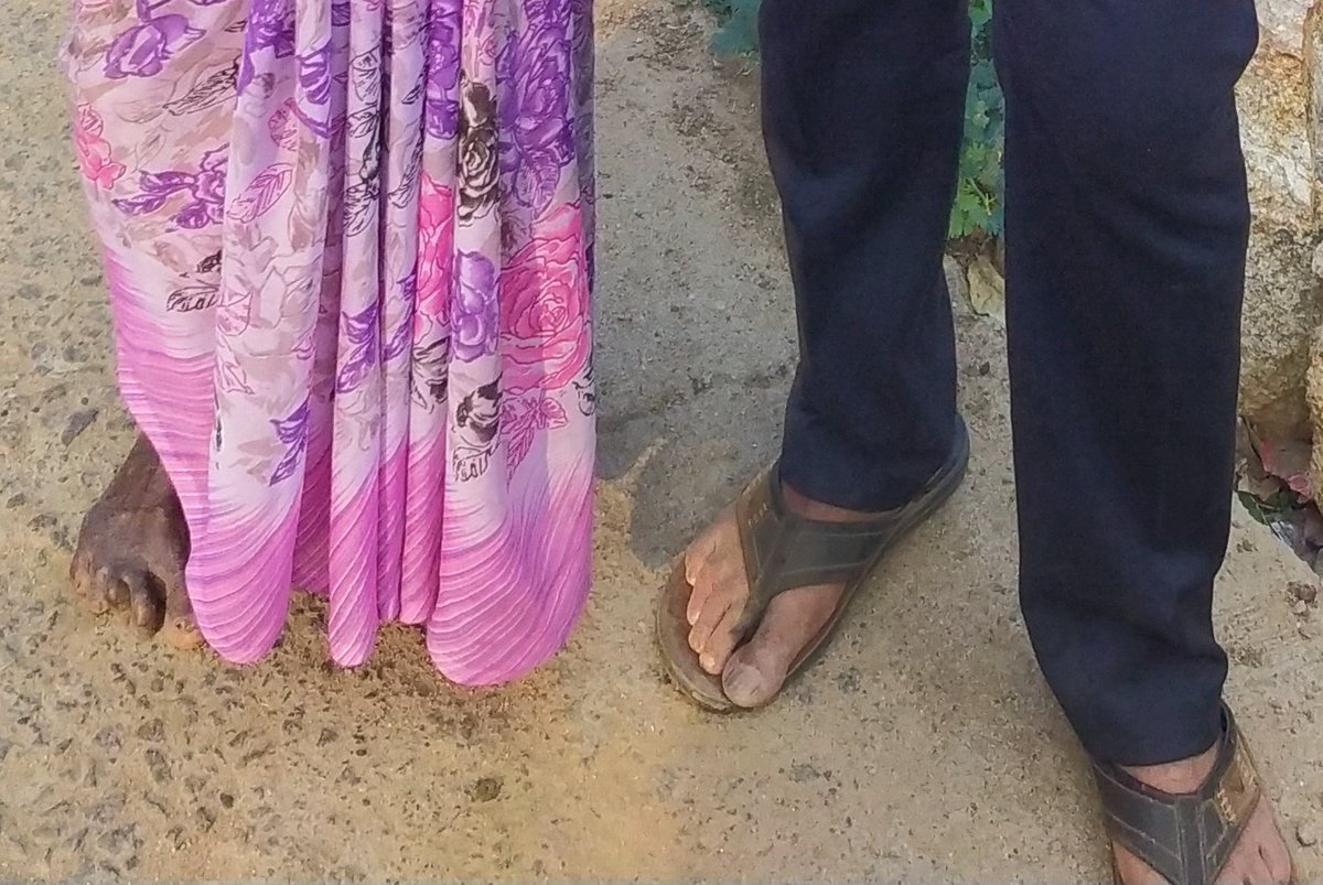 RMaachana's tweet photo. ఈ..విడ ఏళ్లుగా పాద రక్షలే ఎరుగదు.
ఎన్ని సార్లు చెప్పిన
అక్కా చెప్పులు కొనుక్కో..ఆని డబ్బులు ఇస్తే..
అలాగే దాచుకుంది.
 చెట్టు,పుట్ట తిరిగి
బుట్టెడు పండ్లు సేకరించి.
నా తమ్మినికి ఇచ్చి,రా..ఆని
పాల వ్యాపారం చేసే కొడుతో పంపింది.
ఈరోజు
Car లో తిప్పా.
#WhyThisLife https://t.co/IKnRUpAC8c