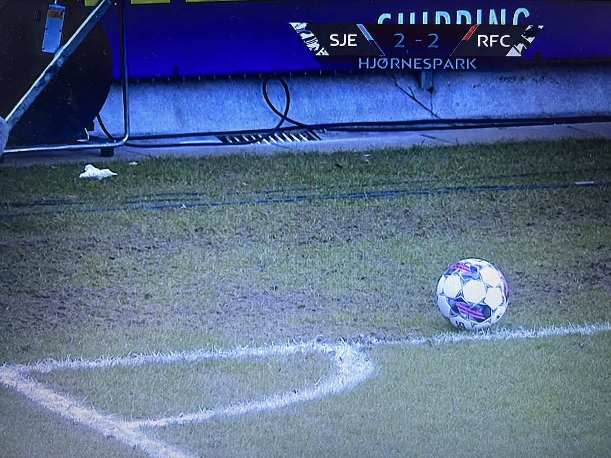 Mogens38412677's tweet photo. Jeg glæder mig til at få en kommentar på den her, vildt man må tage et hjørnespark derfra, og efterfølgende at VAR ikke tager den. #sldk #sjerfc https://t.co/evfHyJy0Kx