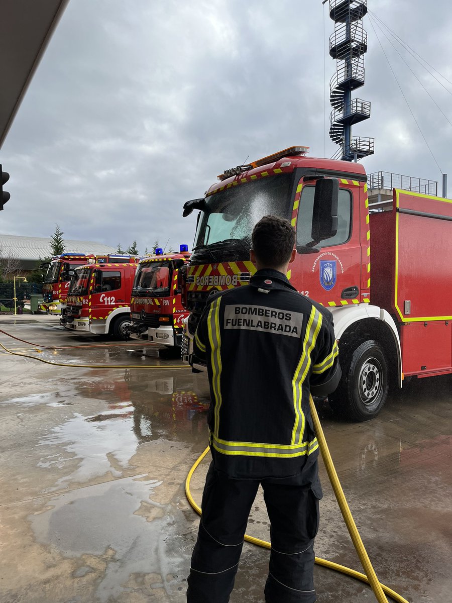 Hoy Domingo revisión y limpieza de vehículos siempre preparados <a href="/BomberosFuenla/">Bomberos Fuenlabrada</a>