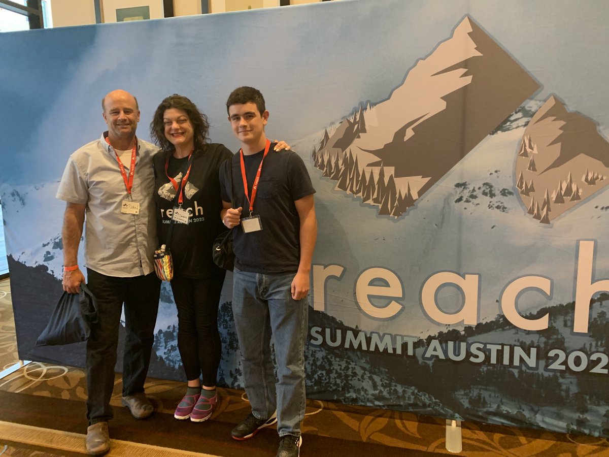 MamaOfMetaverse's tweet photo. What a pleasure to meet a father and son team who are fascinated by ⁦@reachlang⁩ #nft #blockchain #DestinyDefiner #reachsummit2022 https://t.co/INb7qvwwBv