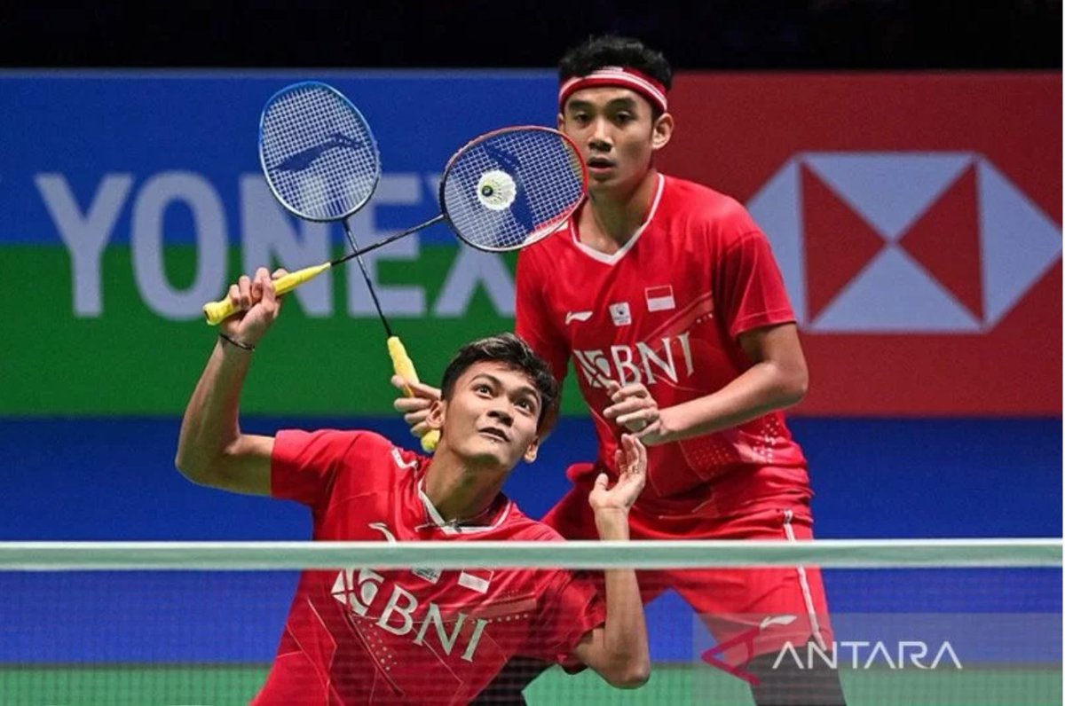 jokowi's tweet photo. Kejutan datang dari kejuaraan bulutangkis All England 2022 di Birmingham, Inggris, malam ini. Ganda putra muda Indonesia yang baru menjalani debutnya di All England, Muhammad Shohibul Fikri/Bagas Maulana, menjadi juara dengan mengalahkan Mohammad Ahsan/Hendra Setiawan. 

Selamat. https://t.co/YXaktlDzSs