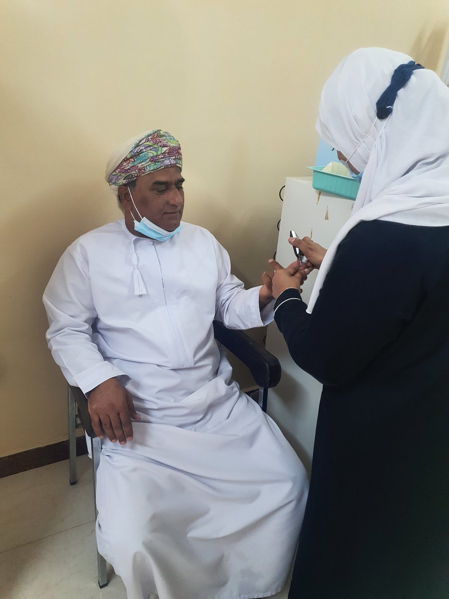 نفذت صباح اليوم ممرضة الصحة المدرسية بمدرسة #هلال_بن_عطية الفحص الشامل للمعلمين والذي اشتمل على فحص مستوى السكر وقياس الضغط والوزن .