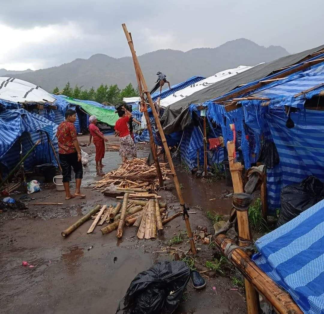 Heavy rain damaging many of the makeshift shelters for #Myanmar citizens in #Myawaddy, southeastern Myanmar. These citizens fled their homes due to violent clashes during existing #militarycoup. This will further increase the dire #humanitarian needs #WhatsHappeningInMyanmar