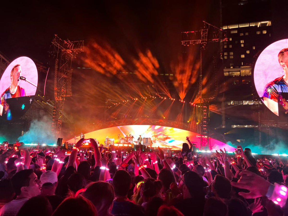 FloEscobarFerre's tweet photo. Se queda corto en fotos y vídeos. Una LOCURA ❤️🤍😍🤍 Marzo 2022 @coldplay  Gracias 😭 https://t.co/C9FGhESLXO