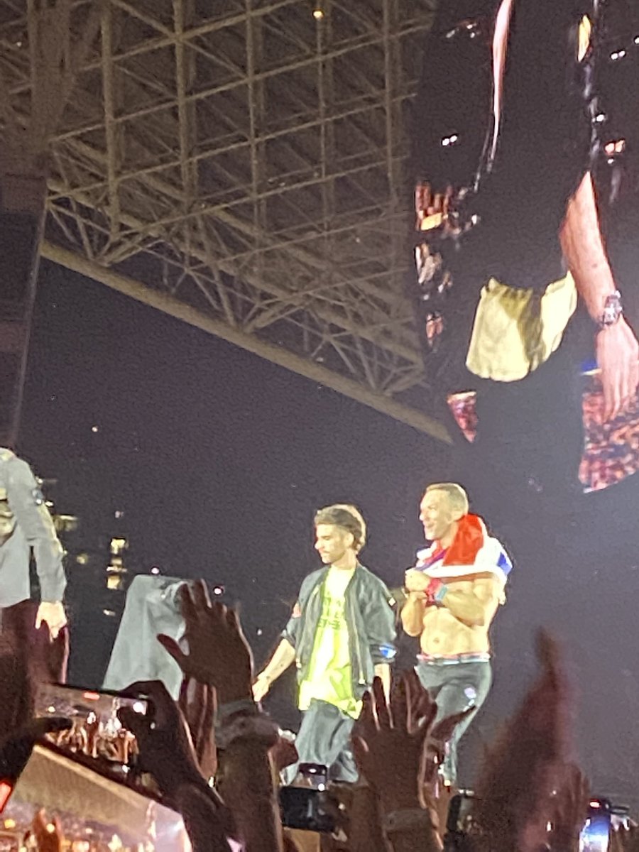 FloEscobarFerre's tweet photo. Se queda corto en fotos y vídeos. Una LOCURA ❤️🤍😍🤍 Marzo 2022 @coldplay  Gracias 😭 https://t.co/C9FGhESLXO