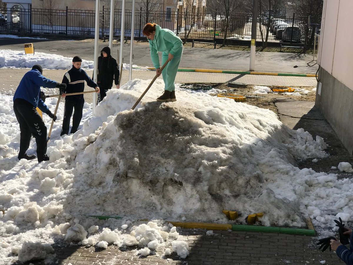 DAKaygorodov's tweet photo. В Химках досрочно начали общегородской месячник по благоустройству. Являюсь руководителем штаба. Детально продумали все виды работ, назначили профильных координаторов. Наметили план на каждый день. Сегодня работы начались с рыхления снега. Только так он растает в разы быстрее. https://t.co/wniL2LpvPa