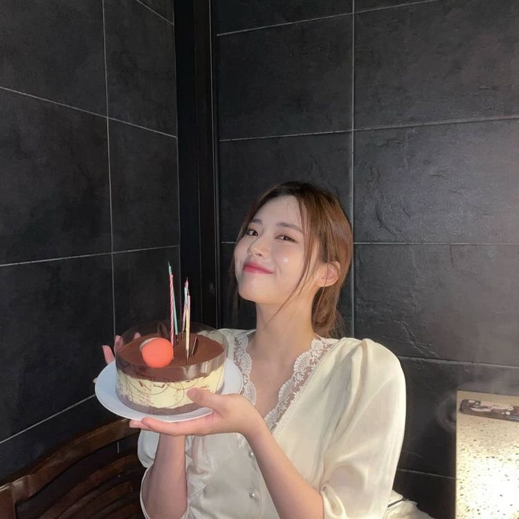 fromisfairys's tweet photo. i hope she had a great birthday ft jiwon over the years #JIWON #프로미스나인 https://t.co/EfnjNwC2mz