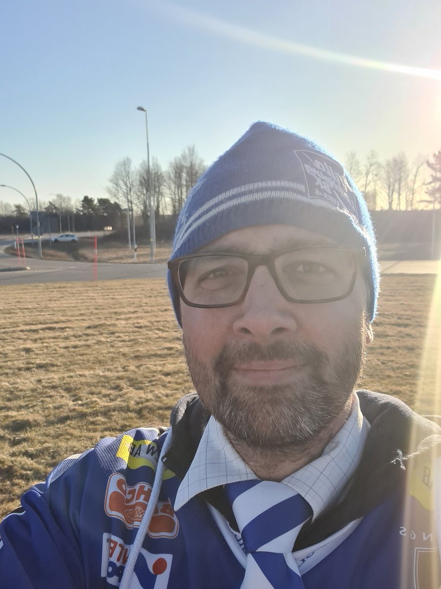 Pyntat i Götene för <a href="/vlbk_officiella/">Villa Lidköping BK</a>!
Speakern har ingen mikrofon så han får skrika sig hes istället. 💙🤍🏆