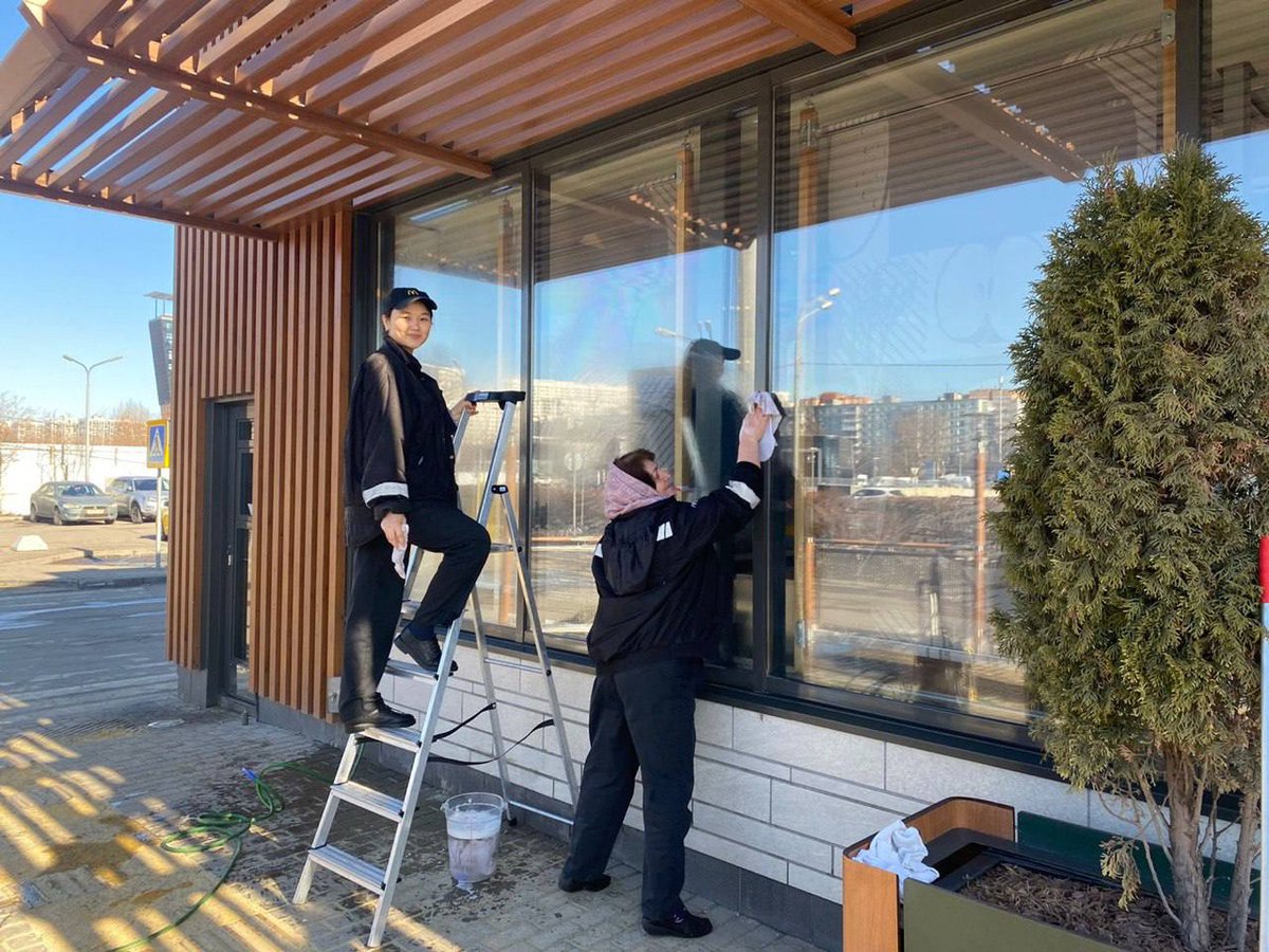 DAKaygorodov's tweet photo. Макдоналдс закрыт, но дело его живет. По крайней мере, работники приводят в порядок всю территорию, убираются, отмывают окна, фасады. Поливают деревья в кадках. Моют даже тротуары. Делают всё красиво, на совесть!

Месячник по благоустройству в Химках стартовал.

#химки #месячник https://t.co/3emoAHKvAm